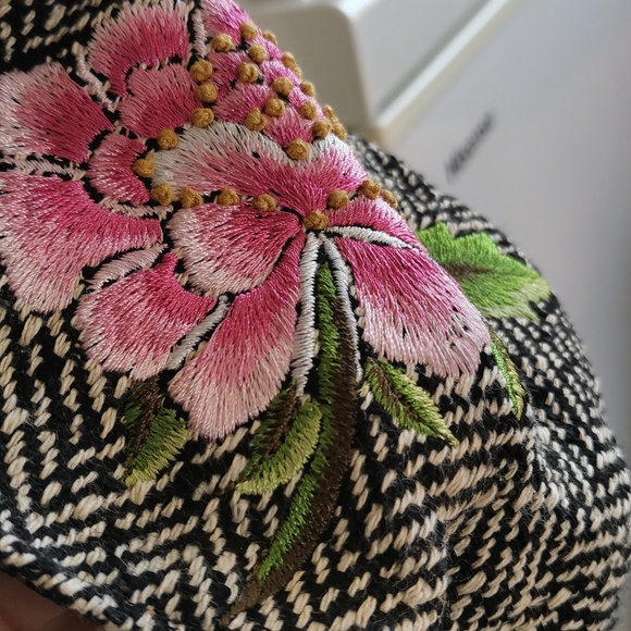 United Colors of Benetton Hat - Picture 8 of 8